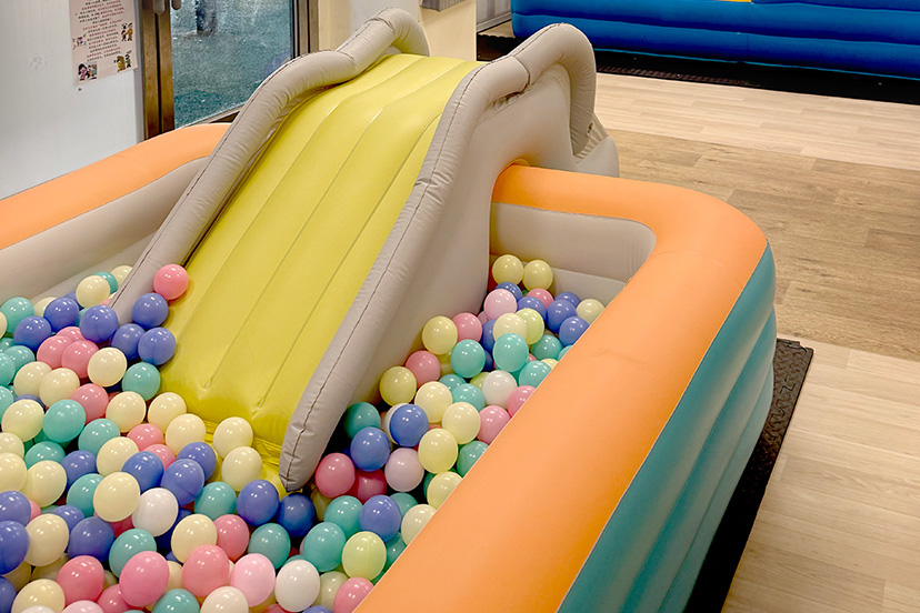 Ball pit with slide